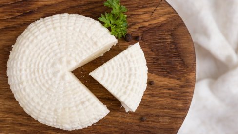 ЛАКО ЋЕТЕ ГА НАПРАВИТИ КОД КУЋЕ: Од само 2 састојка направите домаћи бели сир код куће (ВИДЕО)