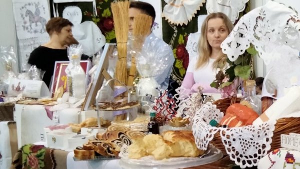 ПРАЗНИЧНА ПОНУДА ХРАНЕ, ПИЋА И РУКОТВОРИНА : „Новосадски базар“ на „Спенс-у“ ПРАЗНИЧНА ПОНУДА ХРАНЕ, ПИЋА И РУКОТВОРИНА : „Новосадски базар“ на „Спенс-у“
