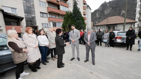 MINISTAR EDIN ĐERLEK OBIŠAO MALI ZVORNIK: 12,2 miliona dinara za Mačvanski okrug MINISTAR EDIN ĐERLEK OBIŠAO MALI ZVORNIK: 12,2 miliona dinara za Mačvanski okrug