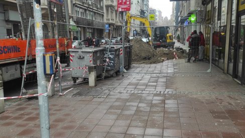 RADNICI ELEKTRANA DANAS IZVODE RADOVE U CENTRU GRADA : Curi toplovod u Kosovskoj RADNICI ELEKTRANA DANAS IZVODE RADOVE U CENTRU GRADA : Curi toplovod u Kosovskoj