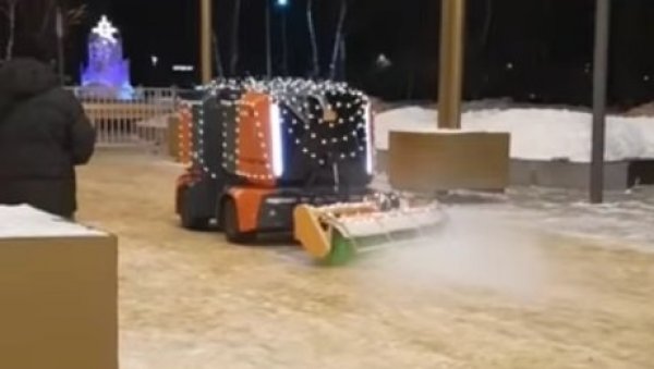 РОБОТИ У АКЦИЈИ: „Пиксели“ чисте снег у Москви (ВИДЕО) РОБОТИ У АКЦИЈИ: „Пиксели“ чисте снег у Москви (ВИДЕО)