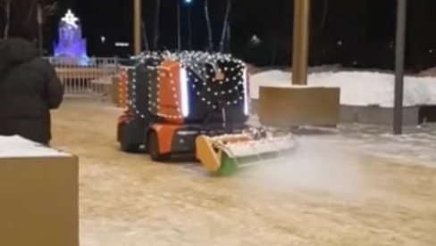 ROBOTI U AKCIJI: „Pikseli“ čiste sneg u Moskvi (VIDEO)