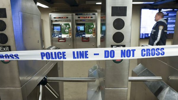 НАЈМАЊЕ ЈЕДНА ЖРТВА ОБРАЧУНА: Погинула једна девојчица, петоро деце рањено у пуцњави у Бронксу НАЈМАЊЕ ЈЕДНА ЖРТВА ОБРАЧУНА: Погинула једна девојчица, петоро деце рањено у пуцњави у Бронксу
