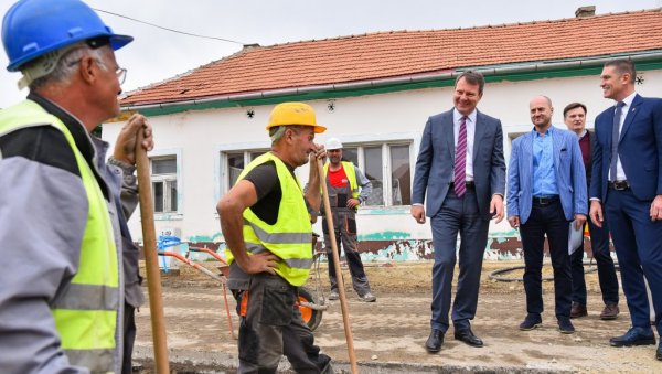 ПРЕПОРОД ЗА 13 ОПШТИНА: Покрајинска влада уложиће у локалне самоуправе 2,6 милијарди ПРЕПОРОД ЗА 13 ОПШТИНА: Покрајинска влада уложиће у локалне самоуправе 2,6 милијарди
