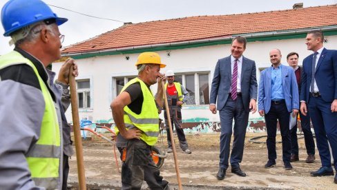 PREPOROD ZA 13 OPŠTINA: Pokrajinska vlada uložiće u lokalne samouprave 2,6 milijardi PREPOROD ZA 13 OPŠTINA: Pokrajinska vlada uložiće u lokalne samouprave 2,6 milijardi