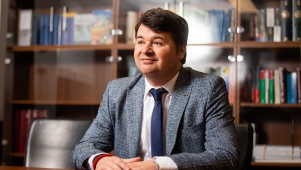СРЕТЕЊЕ СА ДИМИТРИЈЕМ ДАВИДОВИЋЕМ: Ауторски текст Владана Петрова СРЕТЕЊЕ СА ДИМИТРИЈЕМ ДАВИДОВИЋЕМ: Ауторски текст Владана Петрова
