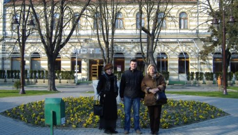 OTETU POSAVINU SAD DAJU U ZAKUP: Naša poznata vajarka Gordana Kaljalović Odanović uzalud pokušava da dođe do konfiskovane dedovine u Brčkom OTETU POSAVINU SAD DAJU U ZAKUP: Naša poznata vajarka Gordana Kaljalović Odanović uzalud pokušava da dođe do konfiskovane dedovine u Brčkom