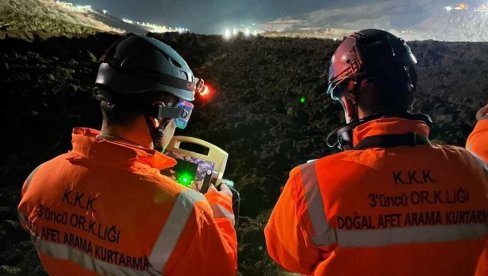 DEVET RUDARA NESTALO U TURSKOJ: Pokrenuta akcija spasavanja, angažovano 400 spasilaca (FOTO/VIDEO) DEVET RUDARA NESTALO U TURSKOJ: Pokrenuta akcija spasavanja, angažovano 400 spasilaca (FOTO/VIDEO)