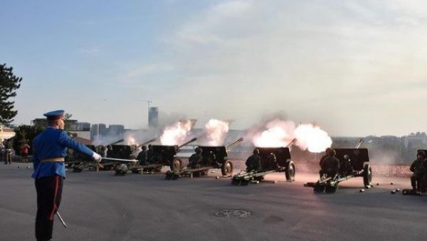 БОГАТ ПРОГРАМ ЗА ДАН ДРЖАВНОСТИ: Изложбе, приказ наоружања, почасна паљба - Ево шта је све планирано за данас (ФОТО) БОГАТ ПРОГРАМ ЗА ДАН ДРЖАВНОСТИ: Изложбе, приказ наоружања, почасна паљба - Ево шта је све планирано за данас (ФОТО)