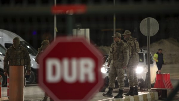 ДРУГИ ДАН ДРАМЕ У ТУРСКОЈ: На стотине спасилаца трага за затрпаним радницима, клизиште прети још већом катастрофом (ФОТО) ДРУГИ ДАН ДРАМЕ У ТУРСКОЈ: На стотине спасилаца трага за затрпаним радницима, клизиште прети још већом катастрофом (ФОТО)