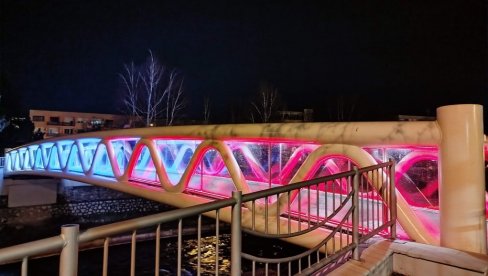 POVODOM DANA DRŽAVNOSTI SRBIJE: Mostovi u Paraćinu svetleće u bojama zastave (FOTO) POVODOM DANA DRŽAVNOSTI SRBIJE: Mostovi u Paraćinu svetleće u bojama zastave (FOTO)