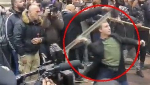 ŠOLAKOVI MEDIJI TVRDE DA JE NEVIN: Pogledajte kako student prava motkama napada policajce (VIDEO)