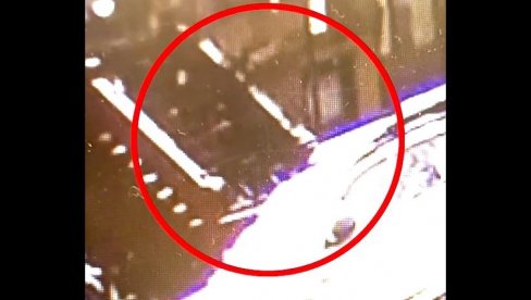 ŽENI CIGLE PALE NA GLAVU DOK JE ČISTILA SNEG ISPRED ULAZA U KUĆU: Kamere zabeležile jeziv trenutak (UZNEMIRUJUĆI VIDEO) ŽENI CIGLE PALE NA GLAVU DOK JE ČISTILA SNEG ISPRED ULAZA U KUĆU: Kamere zabeležile jeziv trenutak (UZNEMIRUJUĆI VIDEO)
