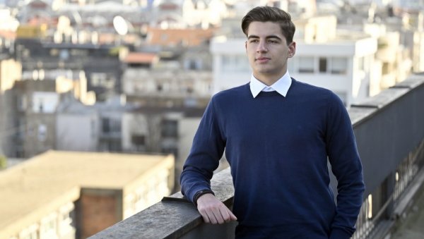 УЛАГАЊЕ У МЛАДЕ ЈЕ БУДУЋНОСТ: Страхиња Тривковић, ученика трећег разреда Треће београдске гимназије УЛАГАЊЕ У МЛАДЕ ЈЕ БУДУЋНОСТ: Страхиња Тривковић, ученика трећег разреда Треће београдске гимназије