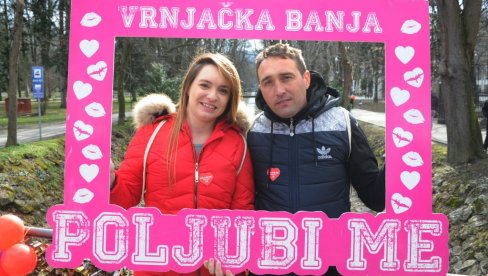 POLJUPCI NA MOSTU LJUBAVI: U Vrnjačkoj Banji na Dan zaljubljenih održano tradicionalno takmičenje (FOTO) POLJUPCI NA MOSTU LJUBAVI: U Vrnjačkoj Banji na Dan zaljubljenih održano tradicionalno takmičenje (FOTO)
