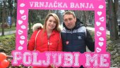 POLJUPCI NA MOSTU LJUBAVI: U Vrnjačkoj Banji na Dan zaljubljenih održano tradicionalno takmičenje (FOTO)