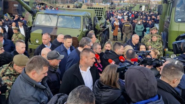 ВЕЛИКИ БРОЈ НИШЛИЈА НА ПРИКАЗУ НАОРУЖАЊА: Грађани хрле да се поздраве са Вучићем и направе селфи ВЕЛИКИ БРОЈ НИШЛИЈА НА ПРИКАЗУ НАОРУЖАЊА: Грађани хрле да се поздраве са Вучићем и направе селфи