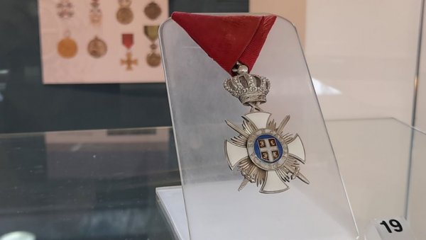 ОДЛИКОВАЊА ДИНАСТИЈА ОБРЕНОВИЋ И КАРАЂОРЂЕВИЋ: Изложба Народног музеја у Лесковцу у славу Дана државности (ФОТО) ОДЛИКОВАЊА ДИНАСТИЈА ОБРЕНОВИЋ И КАРАЂОРЂЕВИЋ: Изложба Народног музеја у Лесковцу у славу Дана државности (ФОТО)