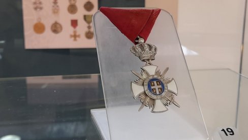 ODLIKOVANJA DINASTIJA OBRENOVIĆ I KARAĐORĐEVIĆ: Izložba Narodnog muzeja u Leskovcu u slavu Dana državnosti (FOTO) ODLIKOVANJA DINASTIJA OBRENOVIĆ I KARAĐORĐEVIĆ: Izložba Narodnog muzeja u Leskovcu u slavu Dana državnosti (FOTO)