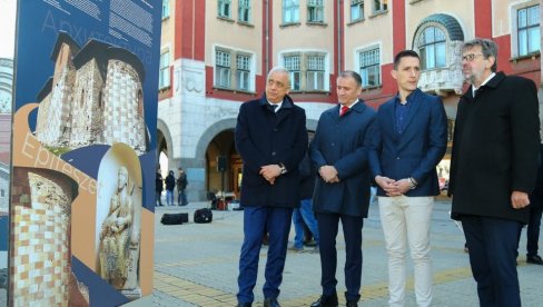 ISPRED GRADSKE KUĆE U SUBOTICI: Izložba o manastirima Nemanjića ISPRED GRADSKE KUĆE U SUBOTICI: Izložba o manastirima Nemanjića