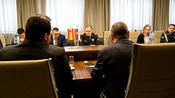 МУП СРБИЈЕ НАГРАДИО ШПАНСКЕ ПОЛИЦАЈЦЕ: Медаље за сарадњу у криминалистичким истрагама (ФОТО) МУП СРБИЈЕ НАГРАДИО ШПАНСКЕ ПОЛИЦАЈЦЕ: Медаље за сарадњу у криминалистичким истрагама (ФОТО)