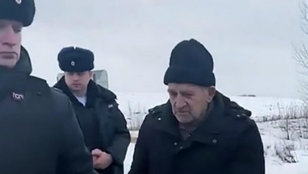 ОТЕО ОЛГУ, ПА ЈЕ УБИО ЧЕКИЋЕМ: Несрећна жена позвала ћерку телефоном, а онда је монструм зауставио аутомобил (ВИДЕО) ОТЕО ОЛГУ, ПА ЈЕ УБИО ЧЕКИЋЕМ: Несрећна жена позвала ћерку телефоном, а онда је монструм зауставио аутомобил (ВИДЕО)