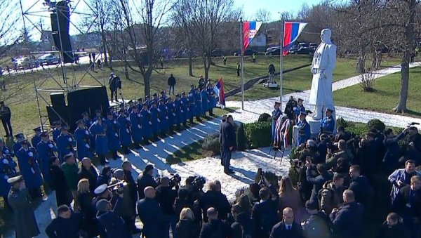 СРБИЈА СЛАВИ ДАН ДРЖАВНОСТИ: Вијориле се тробојке у Орашцу; Вучевић - Сваки пут када чујемо реч Србија ми се поносимо (ФОТО/ВИДЕО) СРБИЈА СЛАВИ ДАН ДРЖАВНОСТИ: Вијориле се тробојке у Орашцу; Вучевић - Сваки пут када чујемо реч Србија ми се поносимо (ФОТО/ВИДЕО)