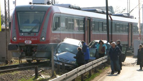 ДЕТЕ МЕЂУ ЧЕТВОРО ПОВРЕЂЕНИХ: Детаљи саобраћајне несреће у Смедереву, воз ударио у два аутомобила (ФОТО