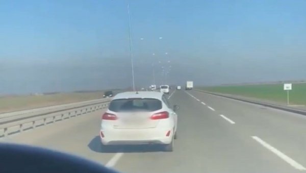 БАХАТИ ВОЗАЧ ИЗАЗВАО БУРНЕ РЕАКЦИЈЕ НА МРЕЖАМА: Појавио се снимак са обилазнице око Борче, сви се питају да ли је пијан (ВИДЕО) БАХАТИ ВОЗАЧ ИЗАЗВАО БУРНЕ РЕАКЦИЈЕ НА МРЕЖАМА: Појавио се снимак са обилазнице око Борче, сви се питају да ли је пијан (ВИДЕО)