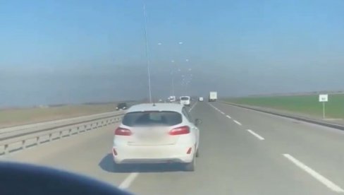BAHATI VOZAČ IZAZVAO BURNE REAKCIJE NA MREŽAMA: Pojavio se snimak sa obilaznice oko Borče, svi se pitaju da li je pijan (VIDEO) BAHATI VOZAČ IZAZVAO BURNE REAKCIJE NA MREŽAMA: Pojavio se snimak sa obilaznice oko Borče, svi se pitaju da li je pijan (VIDEO)