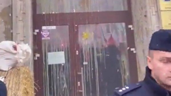 ПОЉОПРИВРЕДНИЦИ ДИГЛИ ГЛАС И У ПОЉСКОЈ: Јајима гађали просторије ЕУ (ВИДЕО) ПОЉОПРИВРЕДНИЦИ ДИГЛИ ГЛАС И У ПОЉСКОЈ: Јајима гађали просторије ЕУ (ВИДЕО)