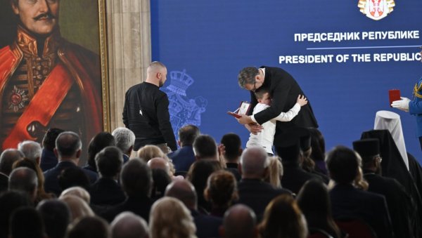 ЗАГРЉАЈ ЗА ПРЕДСЕДНИКА ВУЧИЋА: Најдирљивији тренутак доделе сретењских признања (ФОТО) ЗАГРЉАЈ ЗА ПРЕДСЕДНИКА ВУЧИЋА: Најдирљивији тренутак доделе сретењских признања (ФОТО)