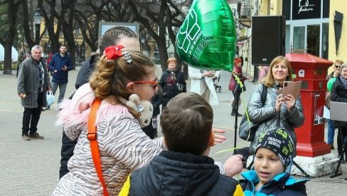 BALONI ODLETELI U NEBO: U Subotici obeležen Svetski dan dece obolele od raka