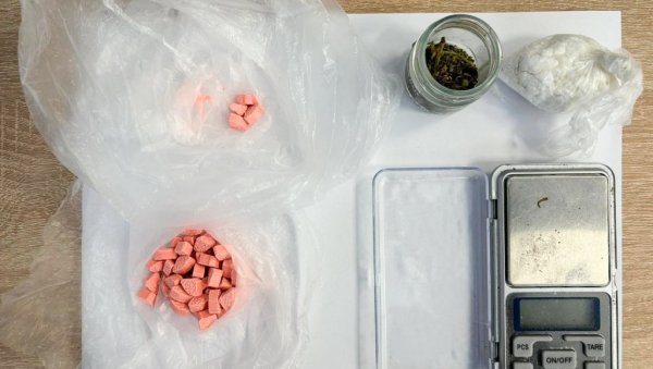 СУБОТИЧАНИН ИЗА РЕШЕТАКА: Полиција пронашла дрогу у хотелу на Копаонику СУБОТИЧАНИН ИЗА РЕШЕТАКА: Полиција пронашла дрогу у хотелу на Копаонику