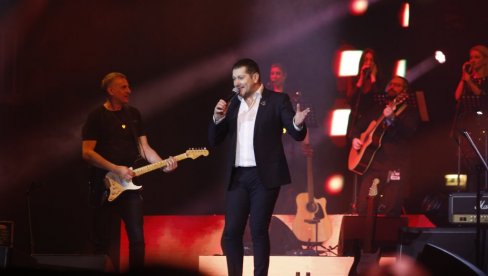 VELIČANSTVENA NOĆ: Aco Pejović pevao za 20 hiljada ljudi (FOTO) VELIČANSTVENA NOĆ: Aco Pejović pevao za 20 hiljada ljudi (FOTO)