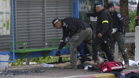 TERORISTIČKI NAPAD U IZRAELU: Pucao na autobuskoj stanici, ima ranjenih TERORISTIČKI NAPAD U IZRAELU: Pucao na autobuskoj stanici, ima ranjenih
