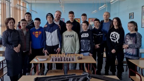 ЗВОРНИК: Градоначелник даровао младе шахисте ЗВОРНИК: Градоначелник даровао младе шахисте