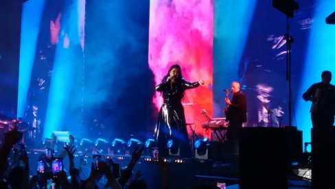 REGIONALNA ZVEZDA PROSLAVILA 40 GODINA MUZIČKE KARIJERE: Dragana Mirković visoka deset metara izašla iz ekrana usred Arene (FOTO/VIDEO) REGIONALNA ZVEZDA PROSLAVILA 40 GODINA MUZIČKE KARIJERE: Dragana Mirković visoka deset metara izašla iz ekrana usred Arene (FOTO/VIDEO)