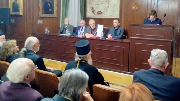 ЧВРСТИ ТЕМЕЉИ СРПСКОГ ЈЕЗИКА И ПИСМА: Обележен 198. рођендан Матице српске и уручена Змајева награда (ФОТО) ЧВРСТИ ТЕМЕЉИ СРПСКОГ ЈЕЗИКА И ПИСМА: Обележен 198. рођендан Матице српске и уручена Змајева награда (ФОТО)