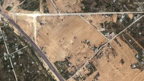 ПРИПРЕМЕ ЗА ТАЛАС ИЗБЕГЛИЦА: Сателитски снимци показују изградњу ограђеног простора на граници Газе и Египта ПРИПРЕМЕ ЗА ТАЛАС ИЗБЕГЛИЦА: Сателитски снимци показују изградњу ограђеног простора на граници Газе и Египта
