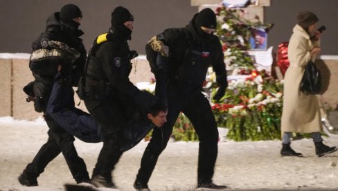 ПОЛИЦИЈА УХАПСИЛА 100 ДЕМОНСТРАНАТА: У Русији протести због смрти Наваљног (ФОТО/ВИДЕО) ПОЛИЦИЈА УХАПСИЛА 100 ДЕМОНСТРАНАТА: У Русији протести због смрти Наваљног (ФОТО/ВИДЕО)
