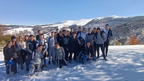 GIMNAZIJALCI OSVOJILI BESNU KOBILU: Mladi Vranjanci četvrtu godinu zaredom u prirodi provode mini raspust GIMNAZIJALCI OSVOJILI BESNU KOBILU: Mladi Vranjanci četvrtu godinu zaredom u prirodi provode mini raspust