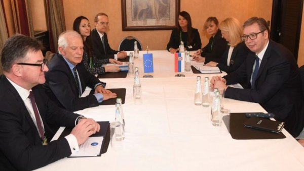 ПРЕДСЕДНИК СА БОРЕЉОМ И ЛАЈЧАКОМ: Главна тема била је КиМ, и Куртијев покушај да у тишини проведе етничко чишћење Срба (ФОТО) ПРЕДСЕДНИК СА БОРЕЉОМ И ЛАЈЧАКОМ: Главна тема била је КиМ, и Куртијев покушај да у тишини проведе етничко чишћење Срба (ФОТО)