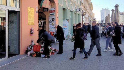 OSAM MLADIH ŽIVOTA ZAUVEK NESTALO U PLAMENU: U Novom Sadu uz vence i cveće obeleženo 16 godina od tragedije u kafiću „Laundž“ OSAM MLADIH ŽIVOTA ZAUVEK NESTALO U PLAMENU: U Novom Sadu uz vence i cveće obeleženo 16 godina od tragedije u kafiću „Laundž“