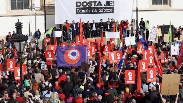 ДОСТА ЈЕ ТИРАНИЈЕ, ЛАЖИ, КОРУПЦИЈЕ, ХДЗ-ОВАЦА“: Хиљаде људи пред зградом хрватске Владе, Загрепчани траже Пленковићеву оставку (ФОТО) ДОСТА ЈЕ ТИРАНИЈЕ, ЛАЖИ, КОРУПЦИЈЕ, ХДЗ-ОВАЦА“: Хиљаде људи пред зградом хрватске Владе, Загрепчани траже Пленковићеву оставку (ФОТО)