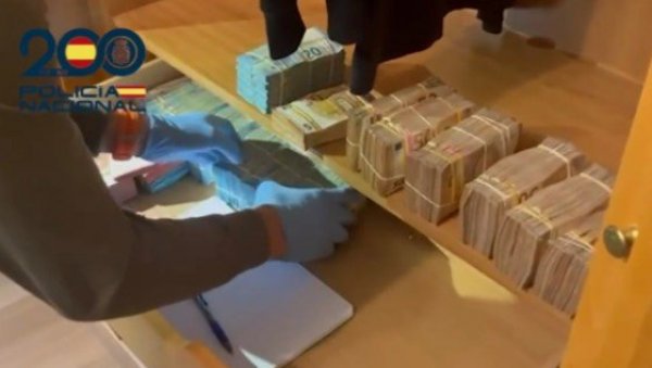РАЗБИЈЕН ОГРАНАК БАЛКАНСКОГ КАРТЕЛА Историјска акција у Шпанији: Заплењено 820 кила кокаина, 17 особа ухапшено (ФОТО/ВИДЕО) РАЗБИЈЕН ОГРАНАК БАЛКАНСКОГ КАРТЕЛА Историјска акција у Шпанији: Заплењено 820 кила кокаина, 17 особа ухапшено (ФОТО/ВИДЕО)
