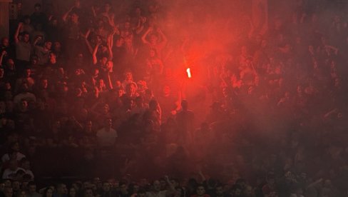 CRVENO-BELO SLAVLJE: Ovako su košarkaši Zvezde slavili pobedu nad Partizanom u finalu Kupa (VIDEO) CRVENO-BELO SLAVLJE: Ovako su košarkaši Zvezde slavili pobedu nad Partizanom u finalu Kupa (VIDEO)