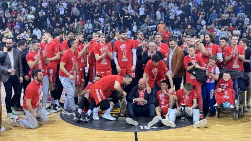 ZVEZDA NE DA ŽUĆKOVU LEVICU! Partizan imao +10, ali crveno-beli su opet osvojili Kup Radivoja Koraća! ZVEZDA NE DA ŽUĆKOVU LEVICU! Partizan imao +10, ali crveno-beli su opet osvojili Kup Radivoja Koraća!