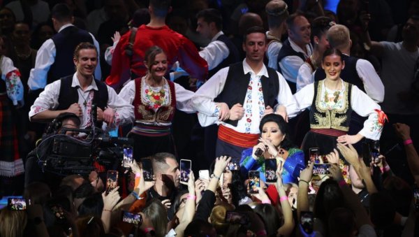 ЉУБАВ БЕЗ ГРАНИЦА: Драгана Мирковић се после обарања рекорда Арене, сат времена фотографисала са фановима (ФОТО) ЉУБАВ БЕЗ ГРАНИЦА: Драгана Мирковић се после обарања рекорда Арене, сат времена фотографисала са фановима (ФОТО)