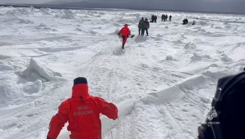 DRAMATIČNA AKCIJA SPASAVANJA: Odlomila se santa leda, ribari jedva izvukli živu glavu DRAMATIČNA AKCIJA SPASAVANJA: Odlomila se santa leda, ribari jedva izvukli živu glavu